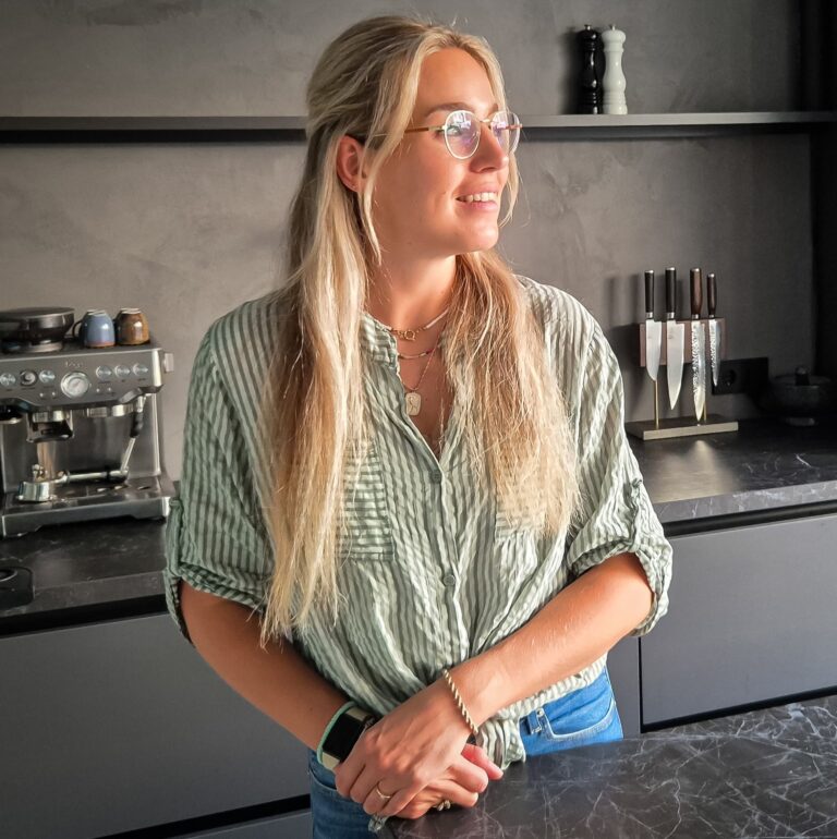 Mireille aan het werk in de keuken, kijkt vooruit